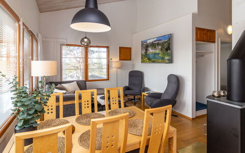 Karhunvartijan Tupa A4: Meubilair, Interieur Ontwerp, Flooring, Verdieping, Muur, Hout, Plafond, Bankstel, Kamer, Woonkamer