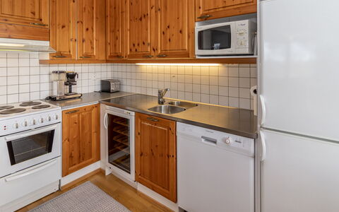 Karhunvartijan Tupa A4: Keuken, Toestel Van De Keuken, Major Appliance, Flooring, Countertop, Hout, Cabinetry, Interieur Ontwerp, Verdieping, Wastafel
