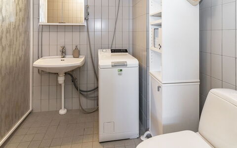 Karhunvartijan Tupa A4: Loodgieterswerkinrichting, Flooring, Verdieping, Interieur Ontwerp, Badkamer, Toilet, Wastafel, Loodgieter, Kamer, Wastafel In De Badkamer