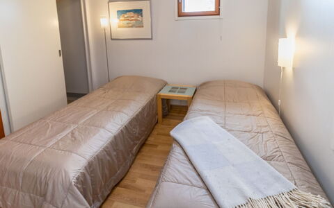 Karhunvartijan Tupa A4: Bed, Verdieping, Flooring, Slaapkamer, Muur, Hout, Laken, Interieur Ontwerp, Plafond, Bedding