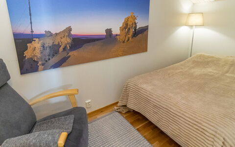 Karhunvartijan Tupa A4: Muur, Verdieping, Flooring, Interieur Ontwerp, Hout, Meubilair, Slaapkamer, Bed, Kamer, Laken