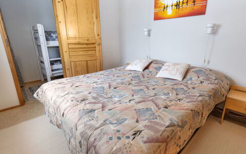 Teerenpesue D 27: Bed, Meubilair, Bedding, Slaapkamer, Interieur Ontwerp, Laken, Verdieping, Muur, Hout, Flooring