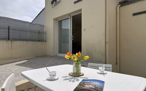 L'Ange Oliver: Verdieping, Deur, Stoel, Schaduw, Buitenmeubels, Kamerplant, Koffietafel, Balkon, Home Deur