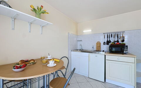 L'Ange Oliver: Interieur Ontwerp, Flooring, Meubilair, Verdieping, Plafond, Kamer, Keuken, Keuken En Eettafel, Stoel, Countertop