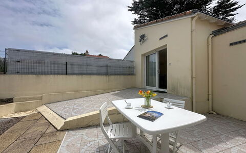 L'Ange Oliver: Verdieping, Beton, Tegel, Schaduw, Binnenplaats, Balkon, Werf, Oprit, Flagstone