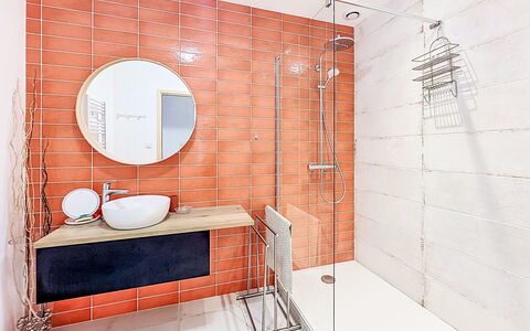 Sombreuil: Flooring, Loodgieterswerkinrichting, Badkamer, Verdieping, Oranje, Tegel, Interieur Ontwerp, Loodgieter, Samengesteld Materiaal, Spiegel