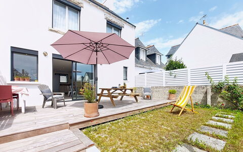 Le Guilvinec: Meubilair, Buitenmeubels, Stoel, Tuin, Beits, Gazon, Hardwood, Schaduw, Backyard