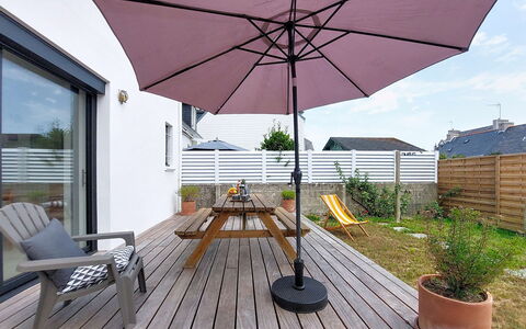 Le Guilvinec: Meubilair, Buitenmeubels, Stoel, Tuin, Beits, Gazon, Hardwood, Schaduw, Backyard