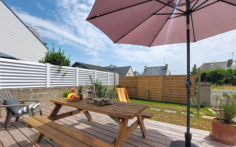 Le Guilvinec: Meubilair, Buitenmeubels, Stoel, Tuin, Beits, Gazon, Hardwood, Schaduw, Backyard