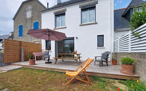 Le Guilvinec: Meubilair, Buitenmeubels, Stoel, Tuin, Beits, Gazon, Hardwood, Schaduw, Backyard