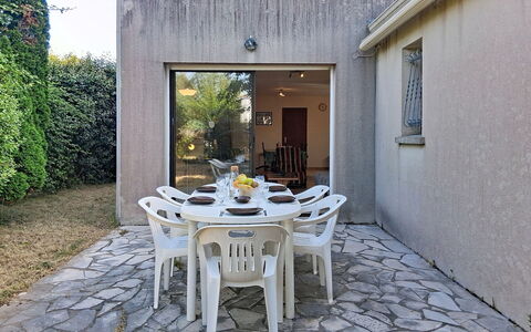 Arceau 3: Meubilair, Buitenmeubels, Stoel, Tuin, Beits, Gazon, Hardwood, Schaduw, Backyard