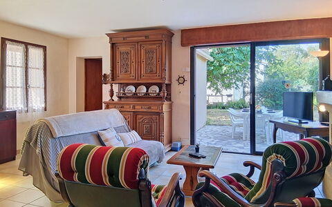 Arceau 3: Meubilair, Buitenmeubels, Stoel, Tuin, Beits, Gazon, Hardwood, Schaduw, Backyard