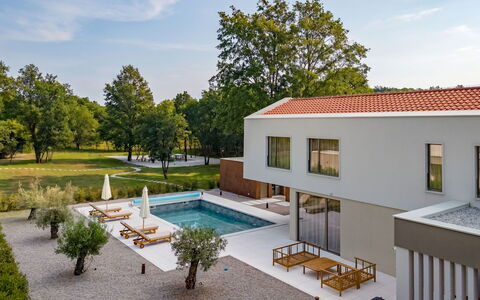 Ruma: Zwembad, Woongebied, Huis, Stedelijk Ontwerp, Landgoed, Toevlucht, Tuin, Schaduw, Landscaping, Eco Hotel