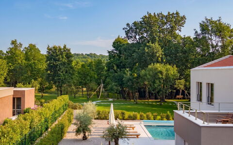 Ruma: Struik, Tuin, Zwembad, Schaduw, Gazon, Landgoed, Landscaping, Backyard, Werf, Toevlucht