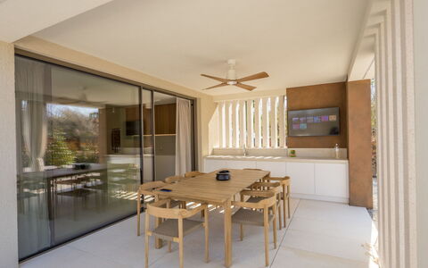 Nara: Meubilair, Buitenmeubels, Stoel, Tuin, Beits, Gazon, Hardwood, Schaduw, Backyard