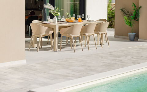 Divine: Meubilair, Buitenmeubels, Stoel, Tuin, Beits, Gazon, Hardwood, Schaduw, Backyard