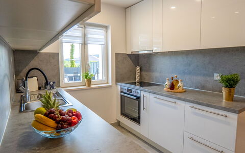 Lili: Countertop, Keuken, Toestel Van De Keuken, Interieur Ontwerp, Major Appliance, Flooring, Cabinetry, Huishoudapparatuur, Meubilair, Hout