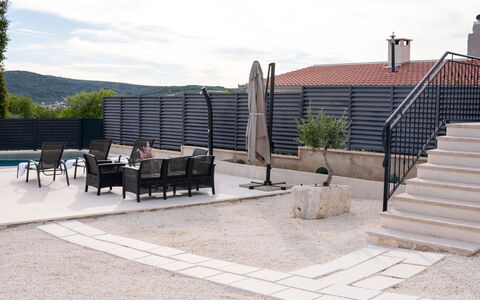 Lili: Meubilair, Buitenmeubels, Stoel, Tuin, Beits, Gazon, Hardwood, Schaduw, Backyard