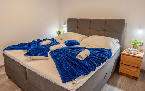 Lili: Meubilair, Slaapkamer, Flooring, Bed, Verdieping, Interieur Ontwerp, Bedding, Kamer, Bed Frame, Laken