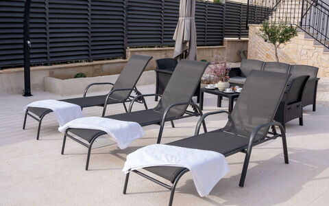 Lili: Meubilair, Buitenmeubels, Stoel, Tuin, Beits, Gazon, Hardwood, Schaduw, Backyard