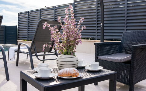 Lili: Meubilair, Buitenmeubels, Stoel, Tuin, Beits, Gazon, Hardwood, Schaduw, Backyard