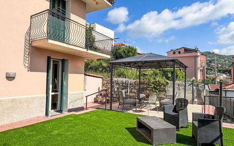 Daisy: Balkon, Appartement, Buitenmeubels, Leuning, Kamerplant, Binnenplaats, Veranda, Hotel, Hek, Toevlucht