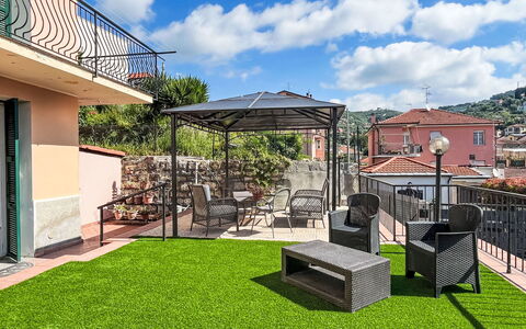 Daisy: Balkon, Veranda, Binnenplaats, Tuin, Buitenmeubels, Toevlucht, Schaduw, Patio, Werf, Dek