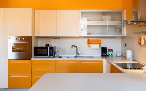 Daisy: Keuken, Countertop, Toestel Van De Keuken, Cabinetry, Interieur Ontwerp, Meubilair, Major Appliance, Hout, Geel, Oranje