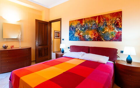 Daisy: Interieur Ontwerp, Meubilair, Bed, Flooring, Verdieping, Slaapkamer, Kamer, Plafond, Laken, Bed Frame