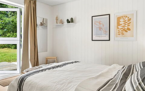 Antonie - 4.2Km from the Sea: Slaapkamer, Hout, Interieur Ontwerp, Meubilair, Bed, Laken, Linens, Bedding, Textiel, Flooring