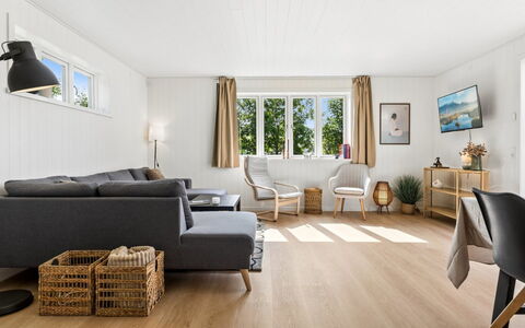 Antonie - 4.2Km from the Sea: Flooring, Houten Vloer, Hout, Verdieping, Interieur Ontwerp, Woonkamer, Huis, Laminaatvloer, Meubilair, Bankstel