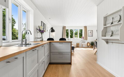Antonie - 4.2Km from the Sea: Flooring, Hout, Keuken, Countertop, Cabinetry, Verdieping, Houten Vloer, Interieur Ontwerp, Meubilair, Huis