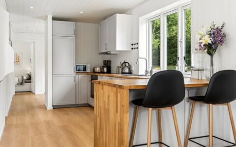 Antonie - 4.2Km from the Sea: Meubilair, Flooring, Interieur Ontwerp, Countertop, Houten Vloer, Hout, Verdieping, Keuken, Toestel Van De Keuken, Barkruk