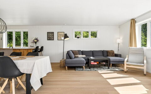 Antonie - 4.2Km from the Sea: Houten Vloer, Flooring, Interieur Ontwerp, Verdieping, Meubilair, Hout, Laminaatvloer, Woonkamer, Bankstel, Huis