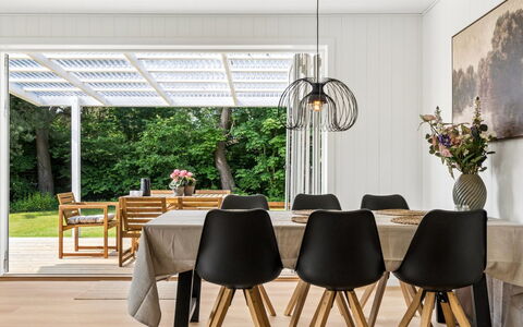 Antonie - 4.2Km from the Sea: Meubilair, Interieur Ontwerp, Hout, Flooring, Keuken En Eettafel, Tafel, Stoel, Plafond, Lichte Inrichting, Eetkamer