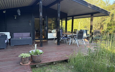 Siggi - 400M from the Sea: Hout, Veranda, Schaduw, Meubilair, Deur, Dek, Outdoor Structuur, Garden Gebouwen, Stoel, Werf