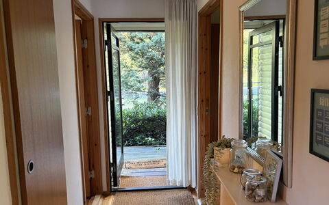 Siggi - 400M from the Sea: Hout, Interieur Ontwerp, Flooring, Deur, Verdieping, Huis, Home Deur, Hardwood, Beits, Glas