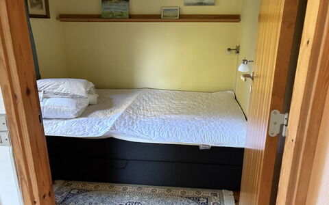 Siggi - 400M from the Sea: Verdieping, Hout, Flooring, Meubilair, Interieur Ontwerp, Slaapkamer, Bed, Kamer, Laken, Bedding
