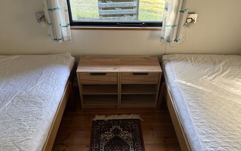 Siggi - 400M from the Sea: Hout, Verdieping, Flooring, Meubilair, Beits, Hardwood, Bed, Slaapkamer, Bed Frame, Timmerhout