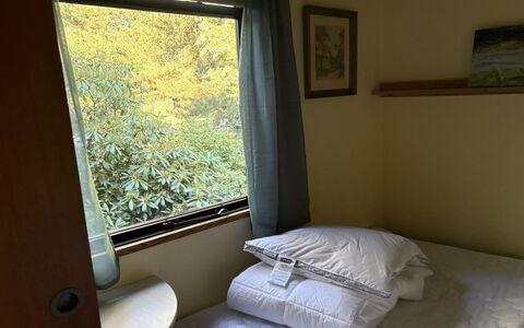 Siggi - 400M from the Sea: Hout, Meubilair, Interieur Ontwerp, Verdieping, Bed, Slaapkamer, Laken, Flooring, Kamer, Bedding