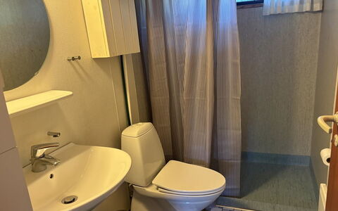 Siggi - 400M from the Sea: Interieur Ontwerp, Verdieping, Loodgieterswerkinrichting, Flooring, Wc Bril, Kamer, Gordijn, Toilet, Badkamer, Loodgieter