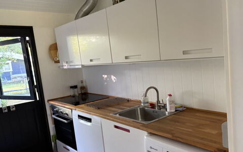 Siggi - 400M from the Sea: Keuken, Toestel Van De Keuken, Countertop, Flooring, Major Appliance, Hout, Interieur Ontwerp, Gootsteen, Cabinetry, Meubilair