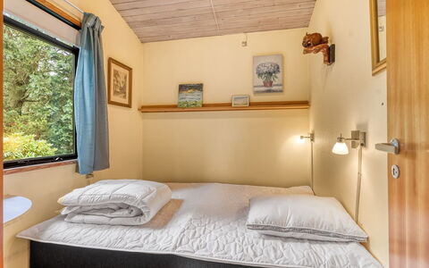 Siggi - 400M from the Sea: Bed, Interieur Ontwerp, Slaapkamer, Hout, Meubilair, Laken, Verdieping, Flooring, Kamer, Bedding