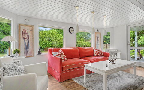 Birge - 600M from the Sea: Meubilair, Interieur Ontwerp, Flooring, Bankstel, Verdieping, Hout, Plafond, Woonkamer, Kamer, Tafel