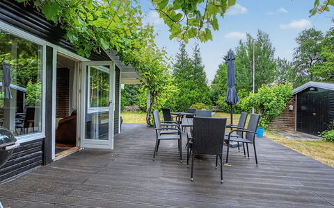 Birge - 600M from the Sea: Hout, Houten Vloer, Veranda, Hardwood, Dek, Meubilair, Plank, Buitenmeubels, Schaduw, Beits