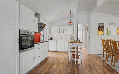 Birge - 600M from the Sea: Flooring, Hout, Houten Vloer, Verdieping, Plafond, Interieur Ontwerp, Laminaatvloer, Huis, Hardwood, Keuken