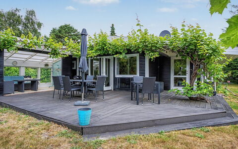 Birge - 600M from the Sea: Struik, Schaduw, Tuin, Groundcover, Dek, Outdoor Structuur, Werf, Backyard, Buitenmeubels