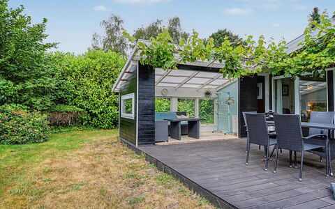 Birge - 600M from the Sea: Schaduw, Tuin, Groundcover, Dek, Outdoor Structuur, Veranda, Garden Gebouwen, Werf, Landscaping, Pergola