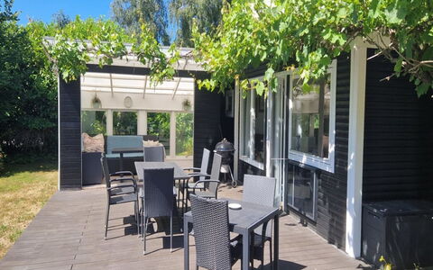 Birge - 600M from the Sea: Meubilair, Schaduw, Buitenmeubels, Stoel, Werf, Tuin, Backyard, Buitentafel, Outdoor Structuur, Veranda