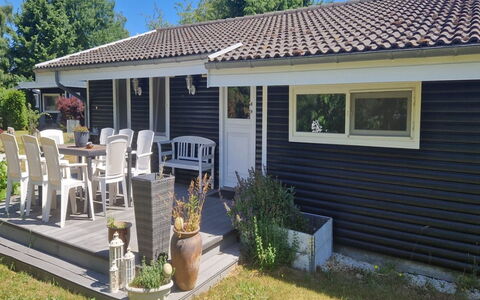 Birge - 600M from the Sea: Hout, Huis, Huis, Siding, Dak, Verblijf, Deur, Veranda, Schaduw, Werf